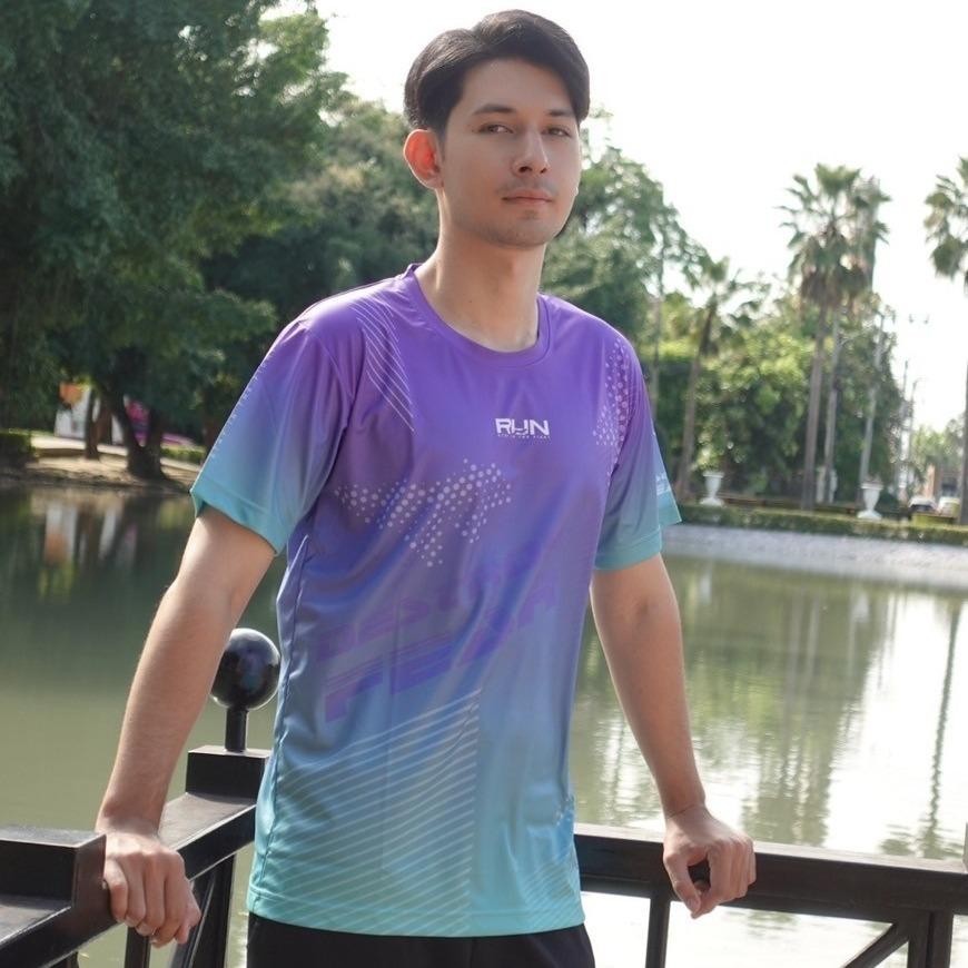 เสื้อกีฬาผู้ชาย (ผ้าเย็น) ใส่ออกกำลังกาย/วิ่ง/เตะบอล ผ้าไมโครเรียบเบาสบายระบายอากาศดีแห้งไว พิมพ์ลายทั้งตัว - รูปที่ 4