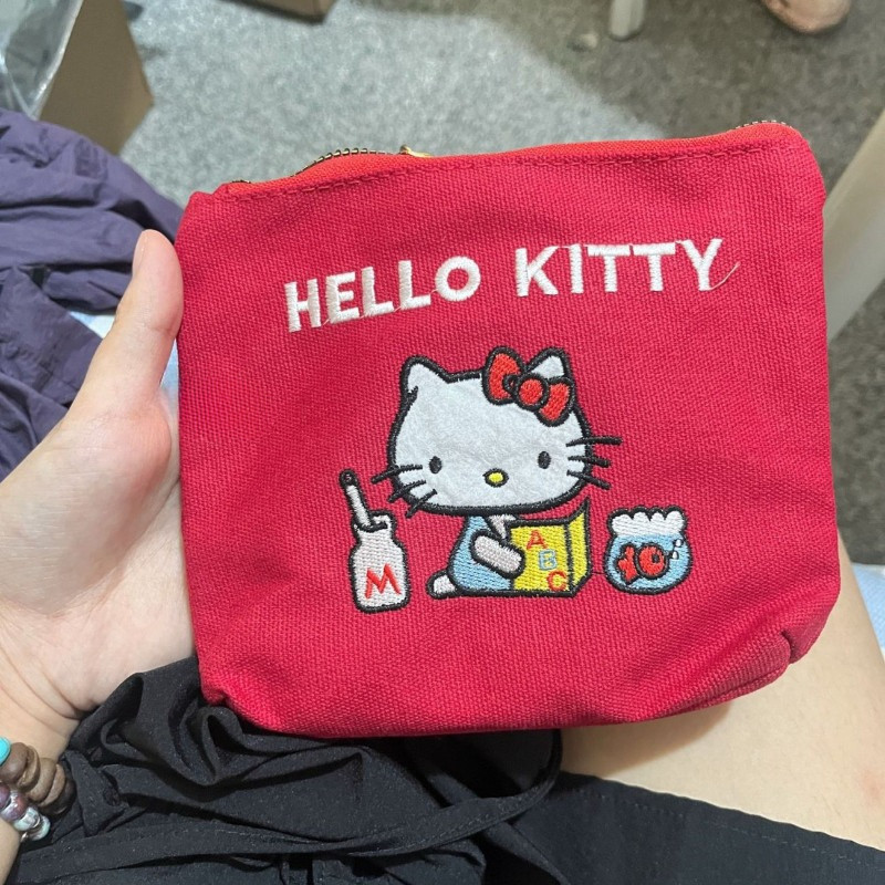 Hello Kitty กระเป๋าใส่เหรียญผ้าใบน่ารักแบบพกพาเย็บปักถักร้อยความจุขนาดใหญ่กระเป๋าแต่งหน้าการจัดเก็บความงามสูงถุงแป้ง