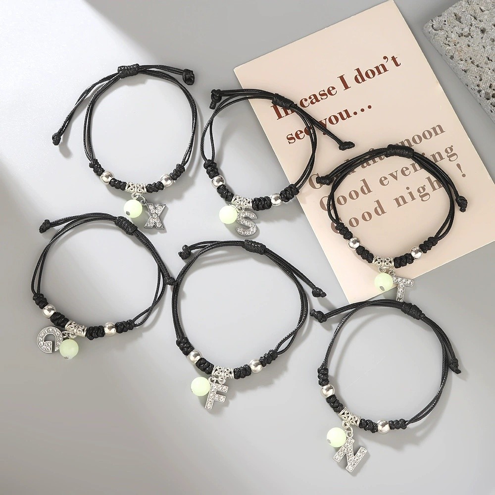 1 ชิ้น Rhinestone 26 ตัวอักษรสร้อยข้อมือแฟชั่น Luminous AZ เริ่มต้นถักกําไลข้อมือของขวัญเพื่อนสายรัดข้อมือ