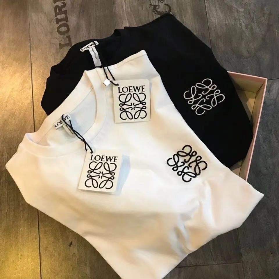 เสื้อยืดคอกลม ผ้าฝ้ายแท้ ปักลายโลโก้ loewe loewe ทรงหลวม สไตล์คลาสสิก สําหรับผู้ชาย และผู้หญิง