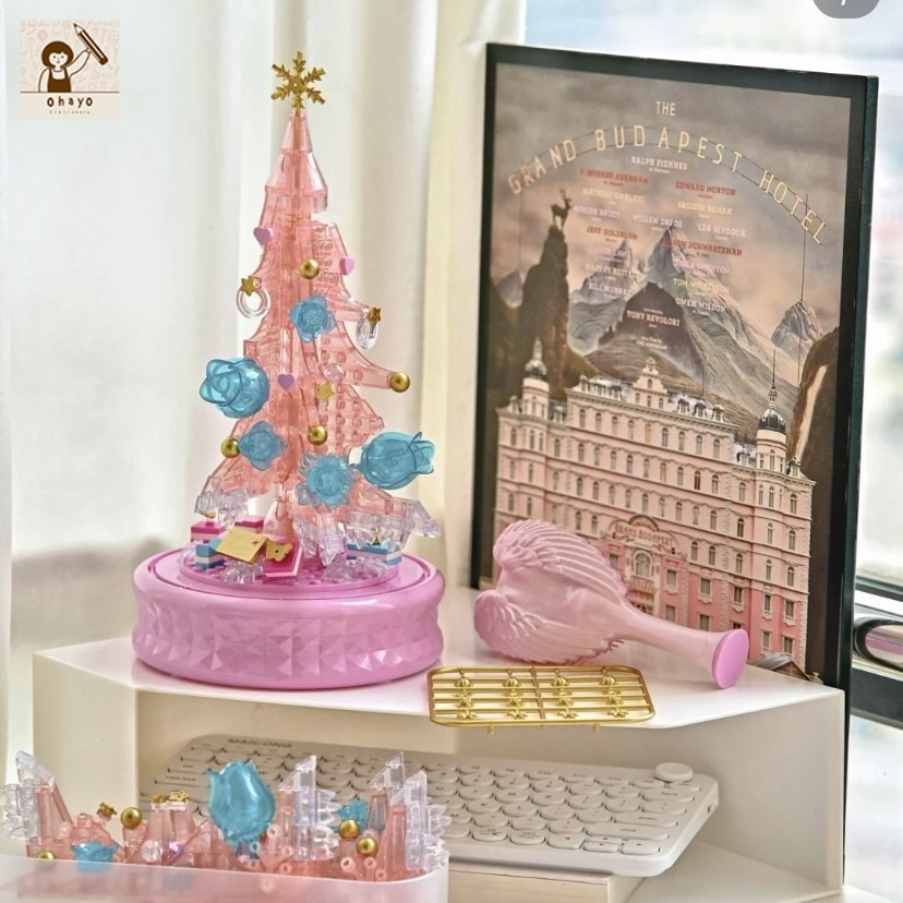 Ohayo บล็อกตัวต่อ กล่องดนตรีตัวต่อต้นคริสมาสต์ ต้นคริสต์มาส สีชมพู คริสต์มาส CHRISTMAS ของเล่น ของขวัญวันเกิด