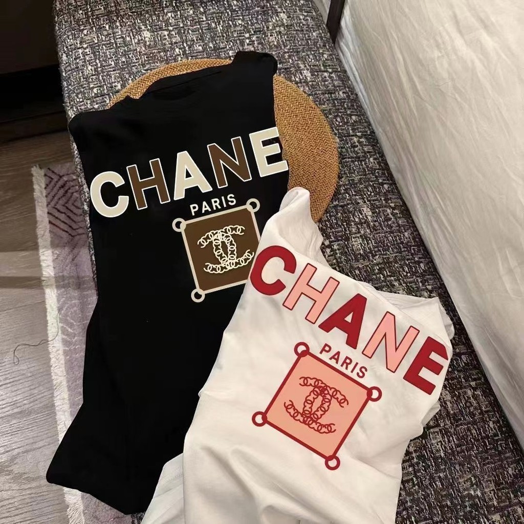 เสื้อยืดคอกลม แขนสั้น ผ้าฝ้ายแท้ พิมพ์ลาย Chanel แบบเรียบง่าย แฟชั่นสําหรับผู้ชาย และผู้หญิง