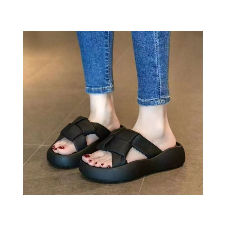 Cadia2024 ฤดูร้อนสไตล์ใหม่ Influencer Retro ทอรองเท้าแตะหญิง ins ขายร้อนรองเท้าแตะหนา Casual Flip-Flops สวมใส่ด้านนอก
