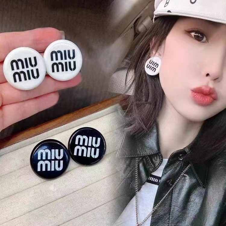 Miu Miu 2024 Chen Tai ต่างหู ทรงกลม ลายตัวอักษร สีดํา และสีขาว