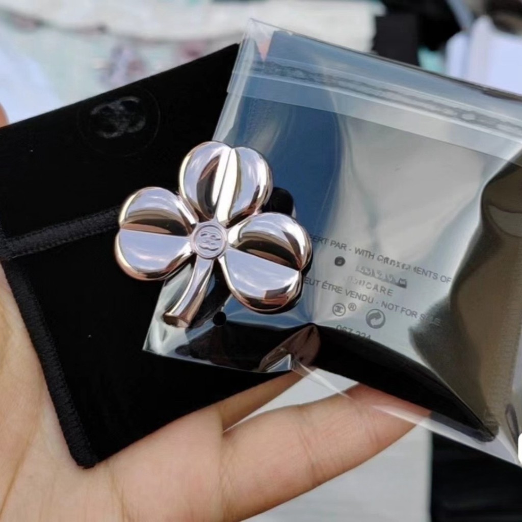 Vip ของขวัญ สามใบโคลเวอร์ เข็มกลัด จี้ พร้อมผ้าขนแกะ คลุมเสื้อยกทรง ตรา อุปกรณ์เสริม