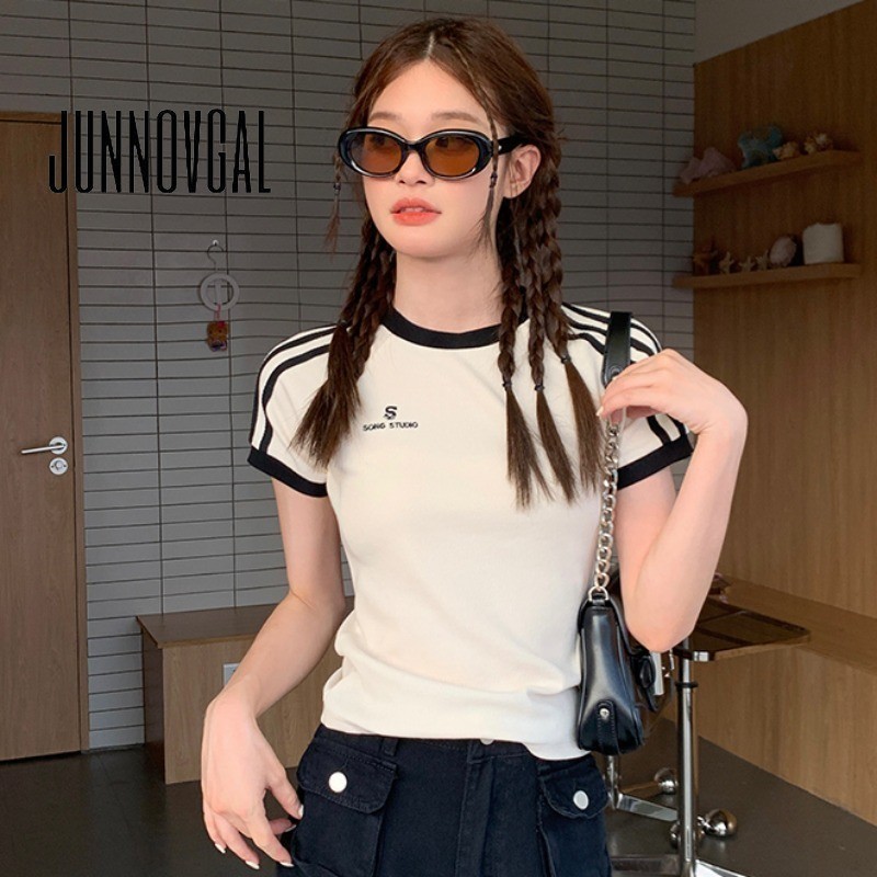 JUNNOVGAL เสื้อยืดผู้หญิงสีทึบลาย Retro สไตล์ใหม่แขนสั้นคอกลมทุกการแข่งขัน