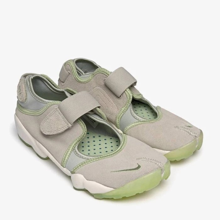 Nike Air Rift Suede "กระดูกอ่อน/น้ําผึ้ง/เรือ" รองเท้าแตะ สําหรับผู้หญิง