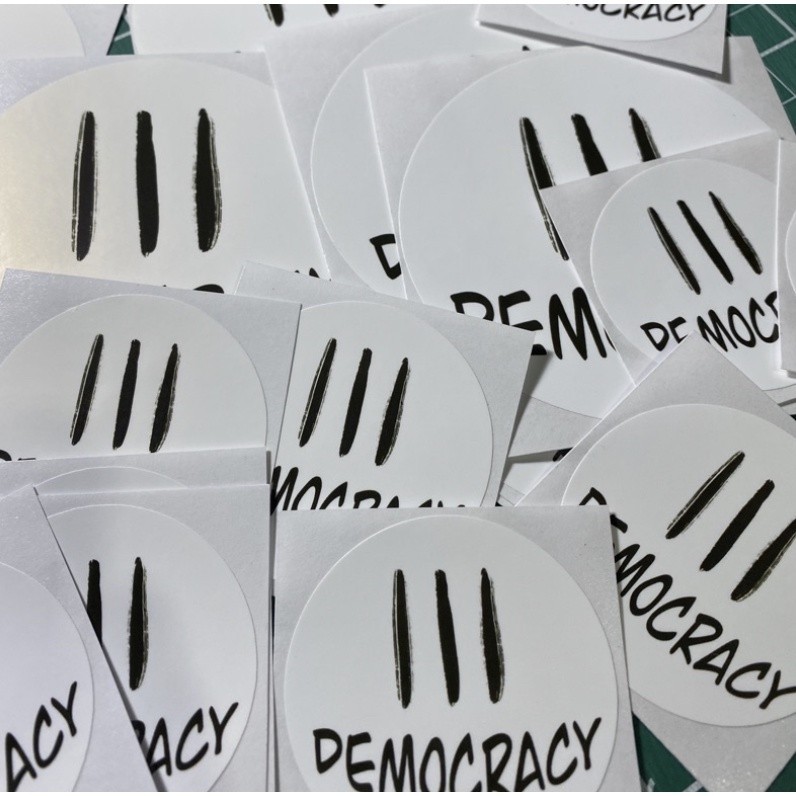สติ๊กเกอร์หมุดคณะราษฎร ชูสามนิ้ว lll DEMOCRACY สีดำ PVC สติ๊กเกอร์ สติ๊กเกอร์ติดกระจก สติ๊กเกอร์ติดร