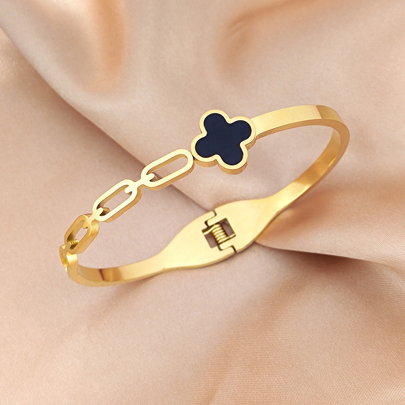 สร้อยข้อมือเหล็กไทเทเนียม จี้รูปใบโคลเวอร์นําโชค สีโรสโกลด์ แบบเรียบง่าย เหมาะกับของขวัญวันวาเลนไทน์