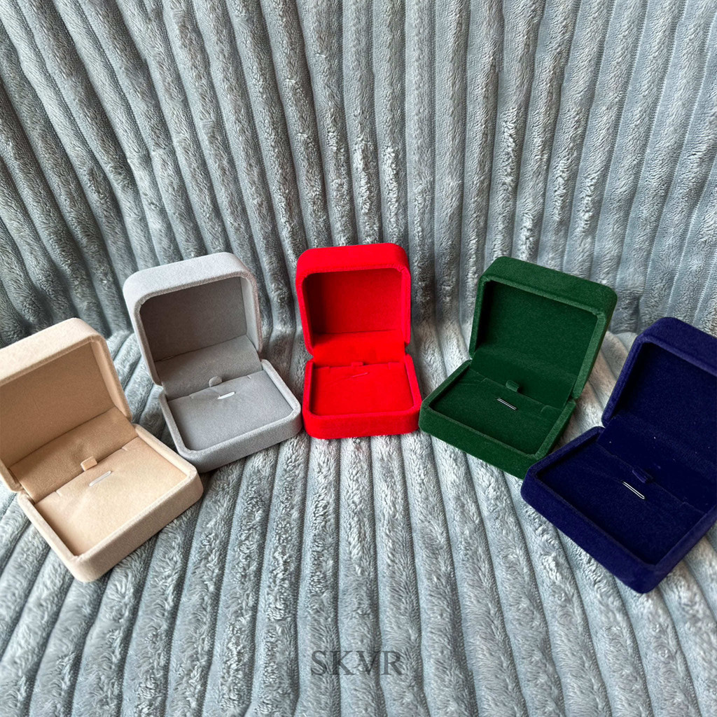 กล่องสร้อยคอ กล่องกำมะหยี่ ขนาด7*7*4CM กล่องใส่สร้อยคอ จี้ ต่างหู กำไล