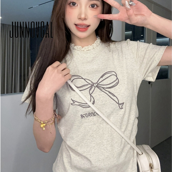 Junnovgal เสื้อยืดคอกลม แขนสั้น พิมพ์ลายลูกไม้ เข้ากับทุกการแต่งกาย สไตล์เรียบง่าย สําหรับผู้หญิง 2024