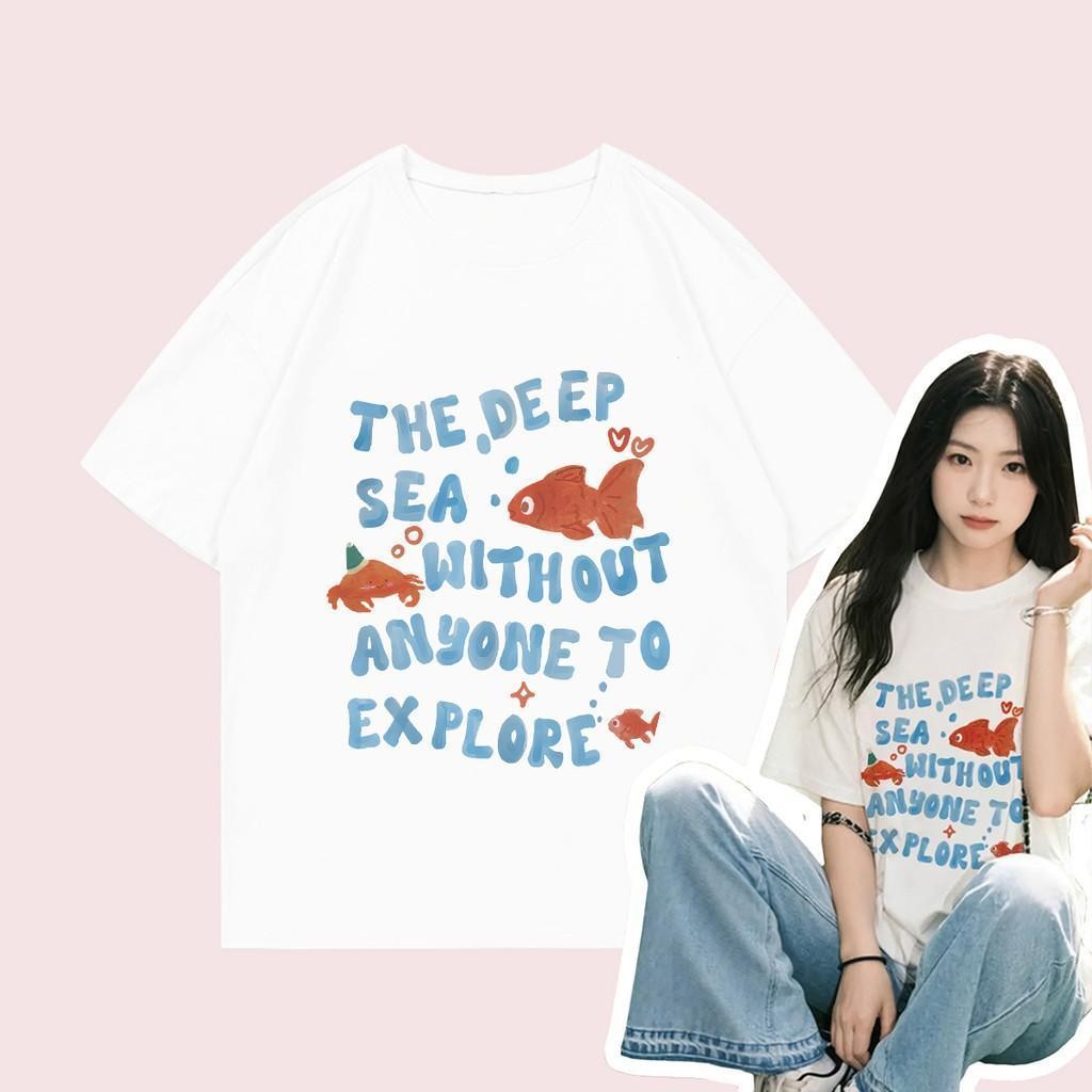 (จัดส่งตลอด 24 ชั่วโมง)เสื้อยืด Oversize เสื้อยืดแนวอาร์ต กราฟิกปลาทอง สีขาวดีไซน์สดใส สไตล์มินิมอล คอตตอน 100%
