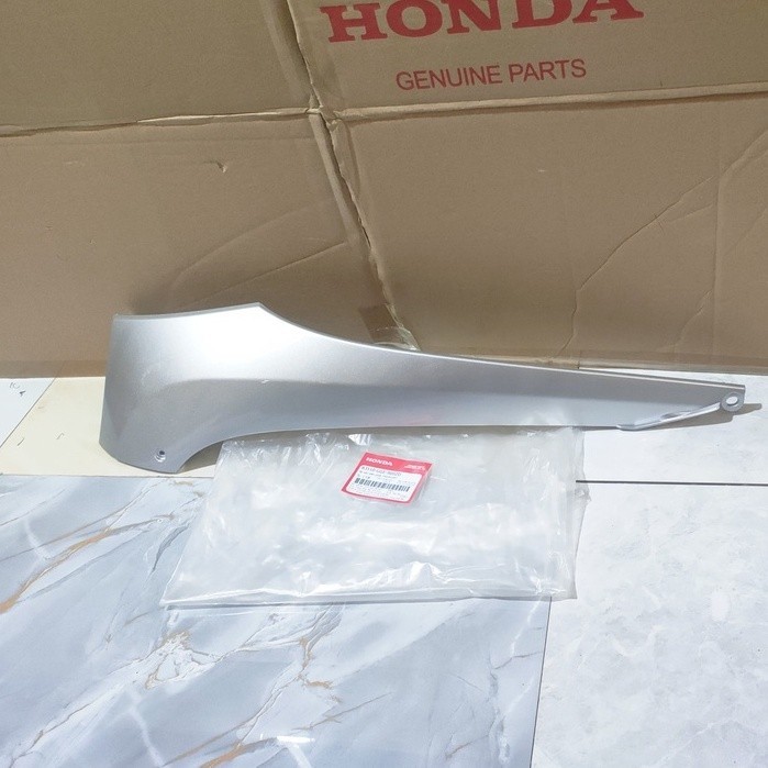 ครอบข้างขวา | Lead 110 บาร์ข้าง (2009-2012) สีเงิน *NH411M* แท้ Honda (83510-GGE-900ZD)