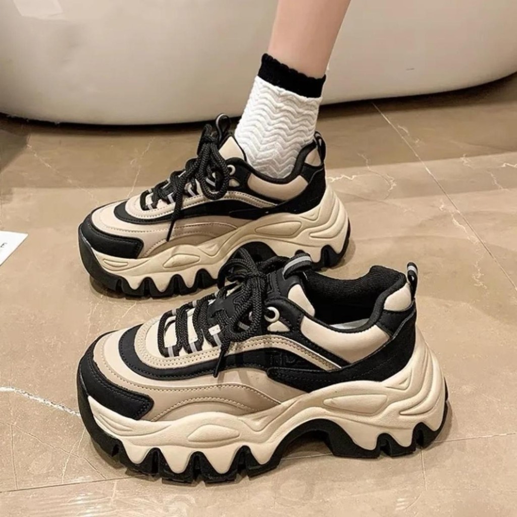 พร้อมส่ง 2025มาใหม่Q109 รองเท้าผ้าใบผู้หญิง รองเท้าผ้าใบส้นสูง สูง5ซมส่ จัดส่งภายใน 24 ชั่วโมง