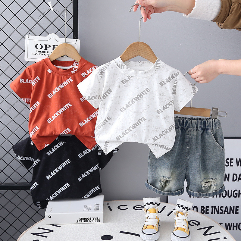 ใหม่2025 ฤดูร้อนเด็ก/สาวเสื้อผ้าชุดเด็กแฟชั่นเต็มพิมพ์จดหมายผ้าฝ้ายทีเสื้อฉีกกางเกงยีนส์กางเกงขาสั้น2ชิ้น/เซ็ตเด็กวัยหัดเดินชุดลําลองเด็กเสื้อผ้า