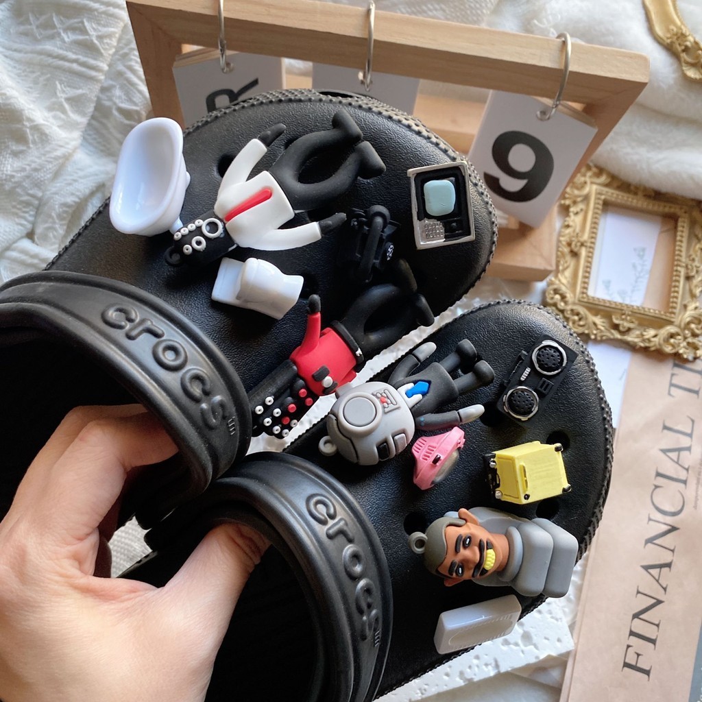 น่ารัก Skibidi ห้องน้ํา Jibbits ชุด TV Man Jibits สําหรับออกแบบ Pin Monitor รองเท้า Charms 3D Jibitz designks สําหรับผู้หญิงรองเท้าอุปกรณ์เสริมตกแต่ง