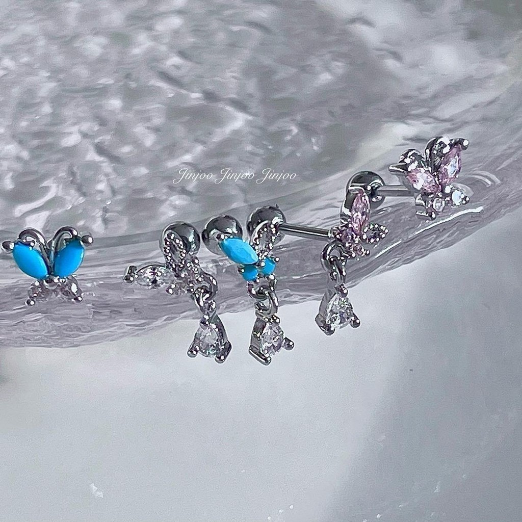 Jinjoo จิวต่างหูผีเสื้อเล็ก Mini Butterfly ตัวเล็กน่านัก มี 3 สี ฟ้า ชมพู ใส ก้านหนา 0.8 mm. สแตนเลส316 (แป้นกลม)