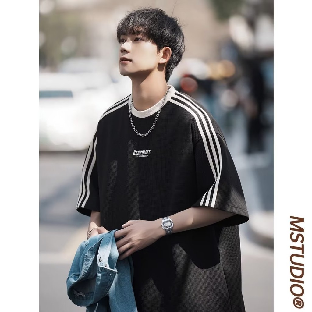 Femca คอกลม พิมพ์ลายวาฟเฟิล oversize ทรงหลวม เสื้อยืดเกาหลีผู้ชาย ลายกีฬาด้านบนแบรนด์แฟชั่นวินเทจอเมริกัน