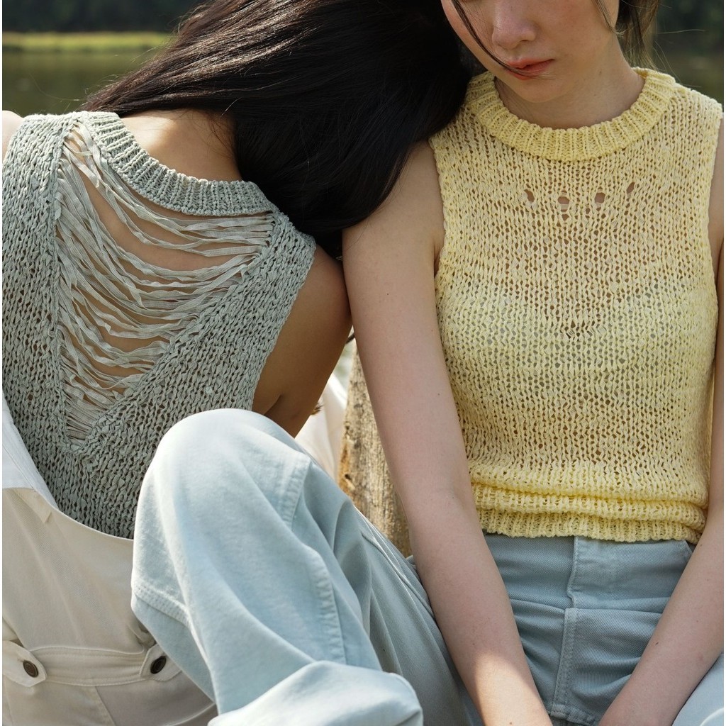 knitCircle - NOODLES Knit Sleeveless Top (2 สี) เสื้อแขนกุดไหมพรม เส้นด้ายเส้นแบน ลายทอเปียหลวม ปล่อยเส้นด้ายเปิดหลัง