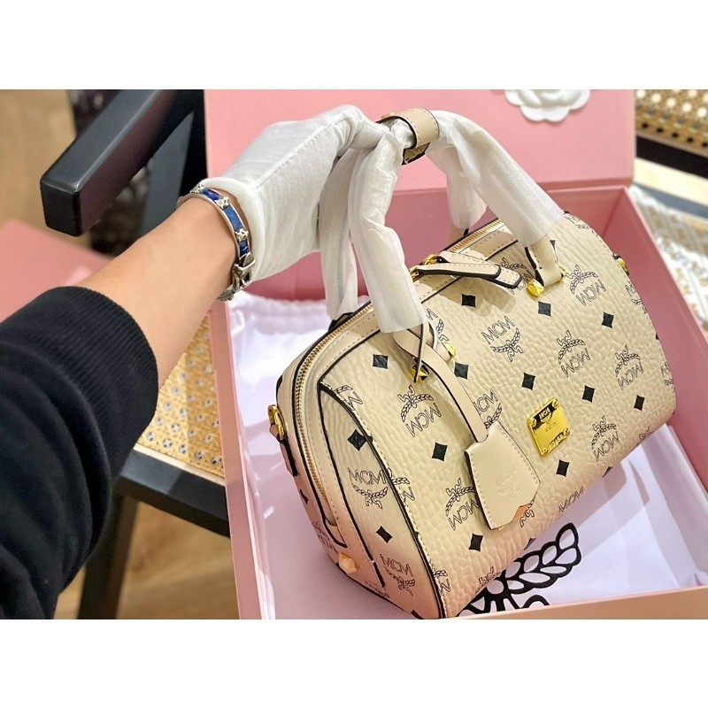 MCM Fashion Boston Pillow Bag Casual Fashion One Shoulder，Crossbody，Portable，the Size Is Very Suitable P1MK