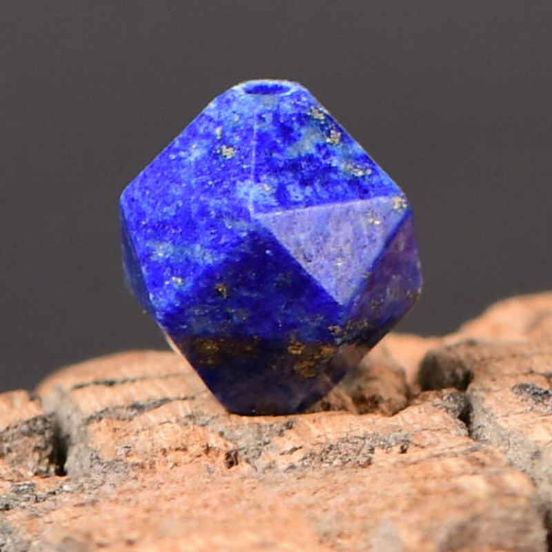 Lapis lazuli ประดับเพชร และลูกปัดกระจาย