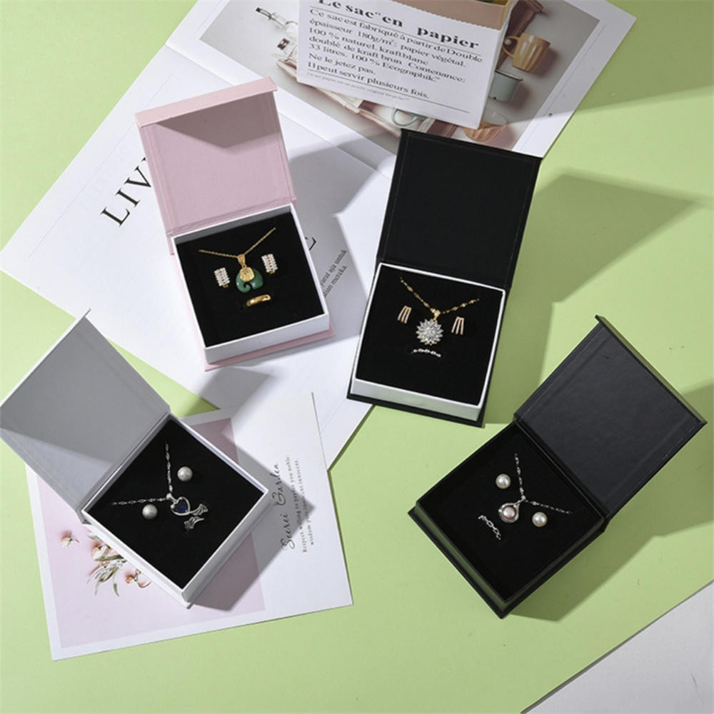 กล่องของขวัญเครื่องประดับ Flip-Top ขนาดเล็ก พร้อมผ้าฝ้ายบุสําหรับสร้อยคอ แหวน สร้อยข้อมือ ต่างหู