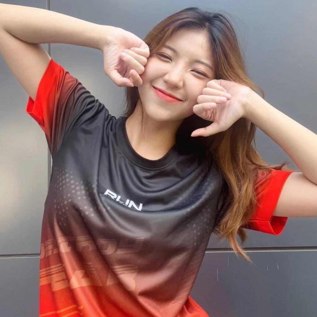 เสื้อกีฬาผู้หญิง ผ้าไมโครพิมพ์ลาย