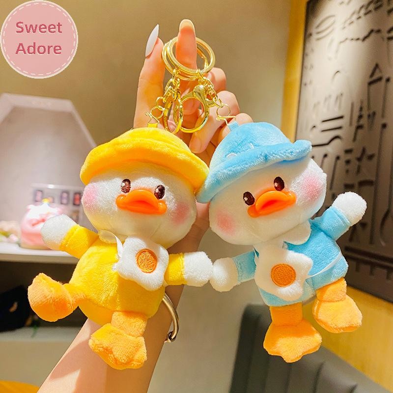 SweetAdore น่ารัก Plush School เป็ดตุ๊กตานุ่มตุ๊กตาการ์ตูนพวงกุญแจคู่กระเป๋า Charms พวงกุญแจสําหรับเด็กสาวของขวัญ TH