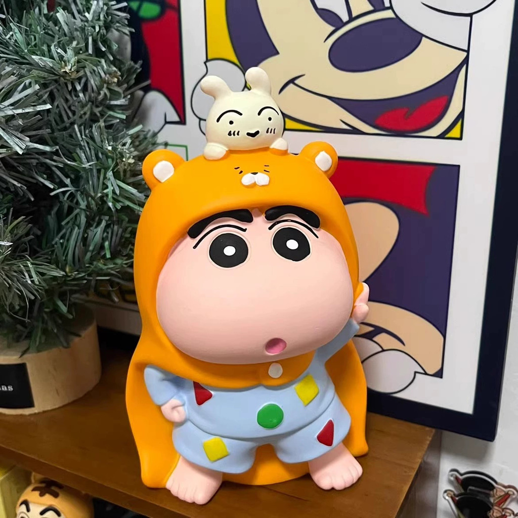 กระปุกออมสิน crayon Shin-chan หมูออมสิน 20CM กระปุกออมสินเก็บเงิน ของชินจัง ของตกแต่งบ้าน ของสะสม