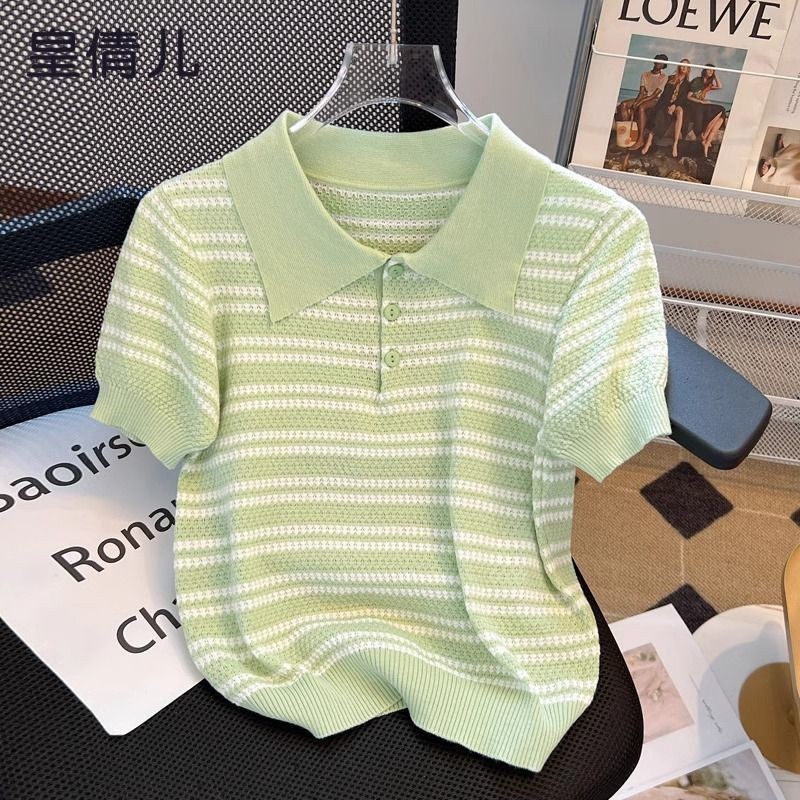 เสื้อโปโลคอปกลายแขนสั้นถักเสื้อยืดผู้หญิงฤดูร้อน 2025 ฤดูร้อนสไตล์ใหม่ ผอมลง ดูลดอายุเสื้อขนาดเล็กผ้าไหมน้ําแข็ง