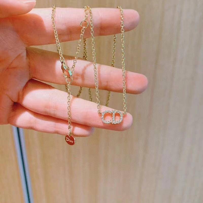 สินค้าใหม่ CD สร้อยคอ Letter ฝัง Rhinestone Clavicle Chain Influencer สไตล์เดียวกันรุ่น s925 สร้อยคอเงิน High-End เครื่องประดับ