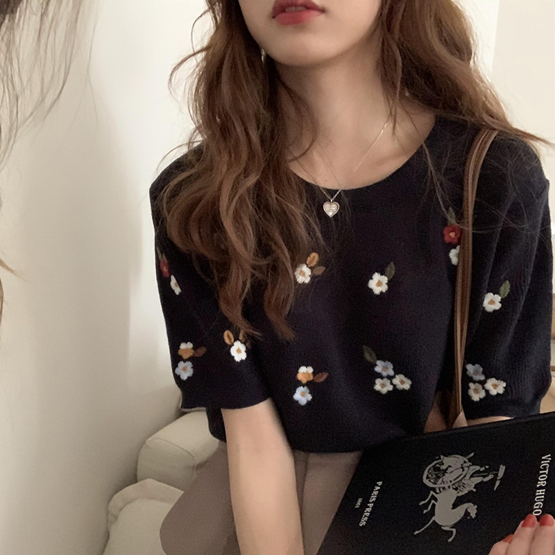 Wu 77 Heavy Industry ปักดอกไม้ขนาดเล็กเสื้อกันหนาวแขนสั้นบางเกาหลีรุ่นหลวมรอบคอสั้นสไตล์ใหม่ผู้หญิงฤ