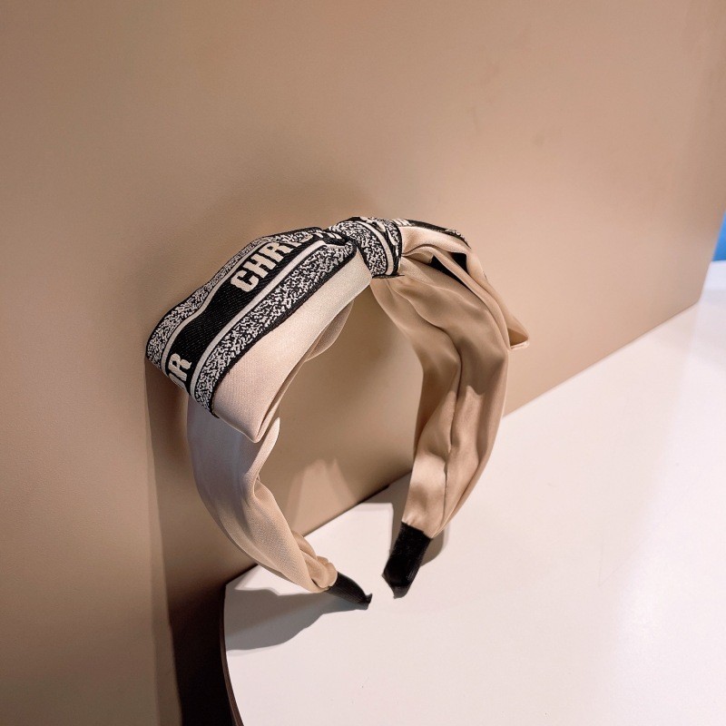 ที่คาดผมปีกกว้าง พิมพ์ลายตัวอักษร สไตล์ฝรั่งเศสย้อนยุคกิ๊บติดผม ลดอายุ จับคู่สี ภาษาอังกฤษ เครื่องประดับผม สําหรับผู้หญิง - รูปที่ 4