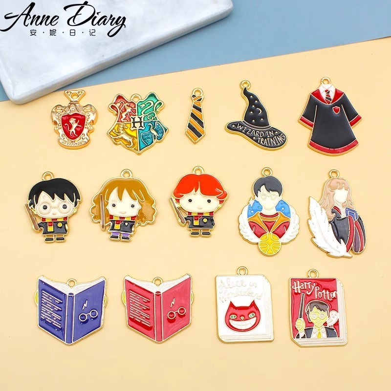 2 ชิ้น/ล็อต Grimoire School of Magic Alloy เคลือบจี้ DIY เครื่องประดับอุปกรณ์เสริม Charms สําหรับผู้หญิง, Key Chain/ต่างหู/สร้อยคอจี้ Handmade DIY เครื่องประดับ 008