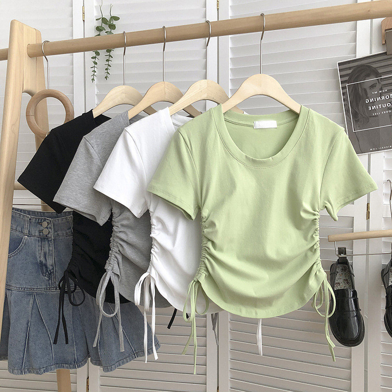 เสื้อยืดเชือกรูดแขนสั้นเอวสูงของผู้หญิงสีทึบลูกไม้ขึ้นแขนสั้นนักเรียนด้านบน