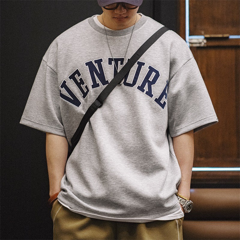 เสื้อยืดแขนสั้น ปักลายตัวอักษร ทรงหลวม สไตล์โมเดิร์น