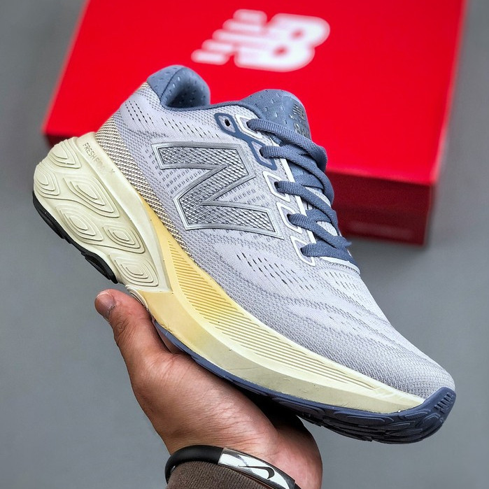 รองเท้าวิ่งนุ่มสบาย New Balance M880C15