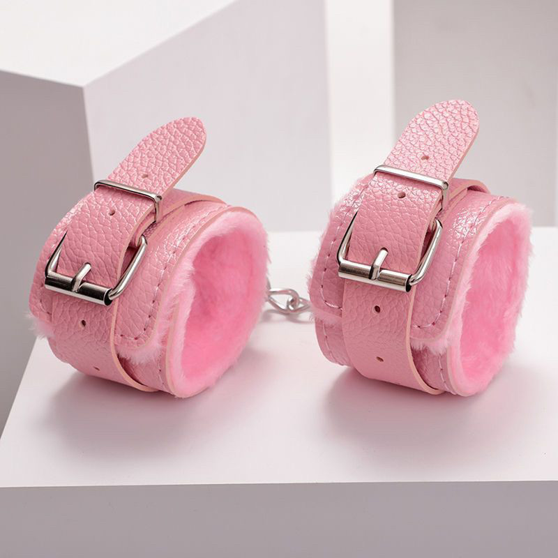 Crush💘สายรัดข้อมือแบบหนัง ขนฟูนุ่มนิ่มลื่นไม่บาดผิว ดีเทลเก๋ๆเรียบหรู 🛒พร้อมส่งจากไทย   (KBSK)