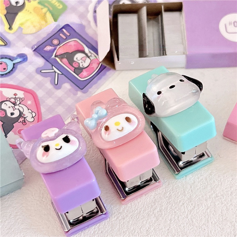 Sanrio ชุดเครื่องเย็บกระดาษ ขนาดเล็ก พร้อมกล่องเก็บลวดเย็บกระดาษน่ารัก เครื่องเขียนสํานักงาน เครื่องมือผูก โรงเรียน