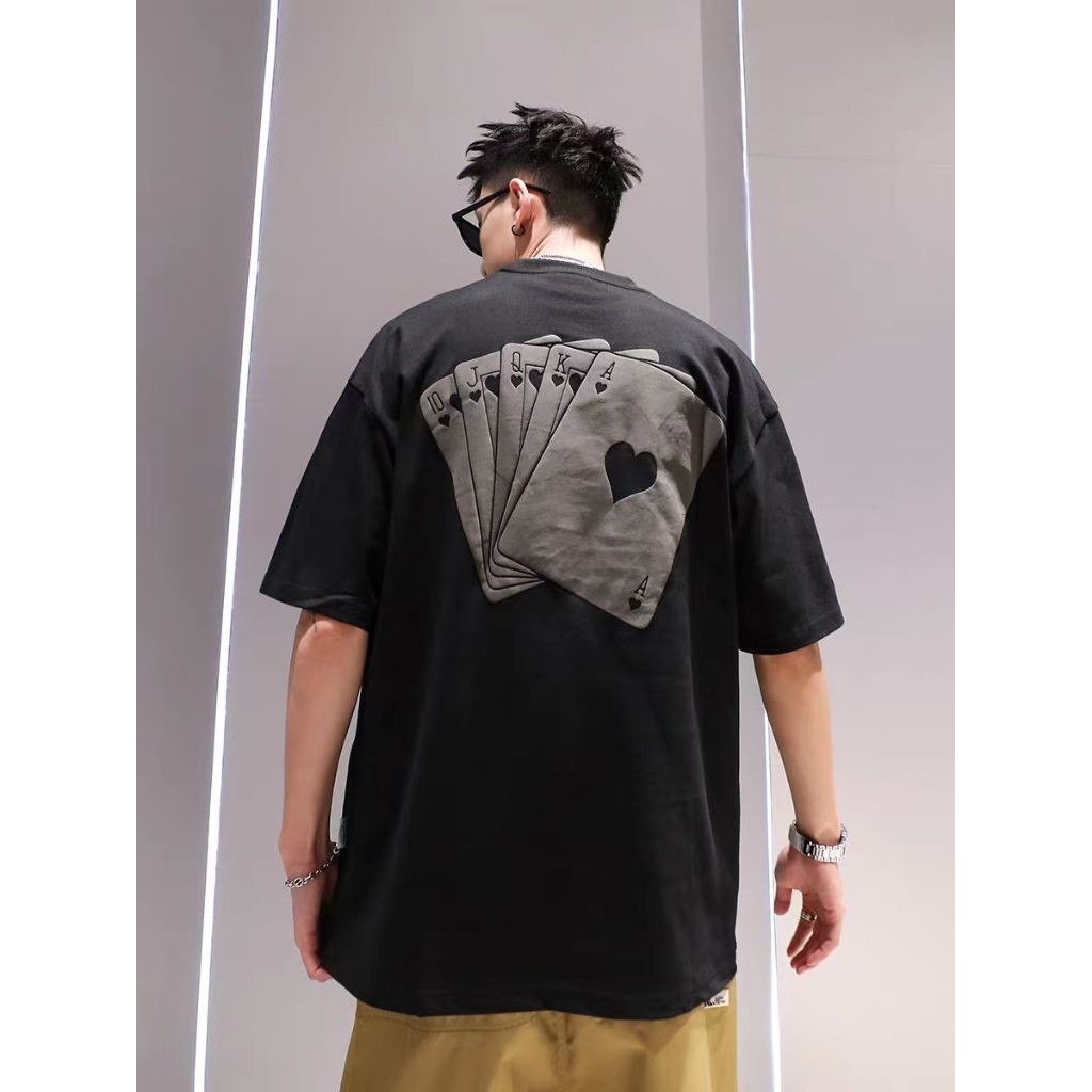 Basi เสื้อยืด ผ้าฝ้าย ไม่ยืดไม่ย้วย โอเวอร์ไซส์ลาย"poker cards" เสื้อยืดคอกลอมชายหญิงแบบนิ่มใส่สบาย สไตล์เกาหลี มินิมอล