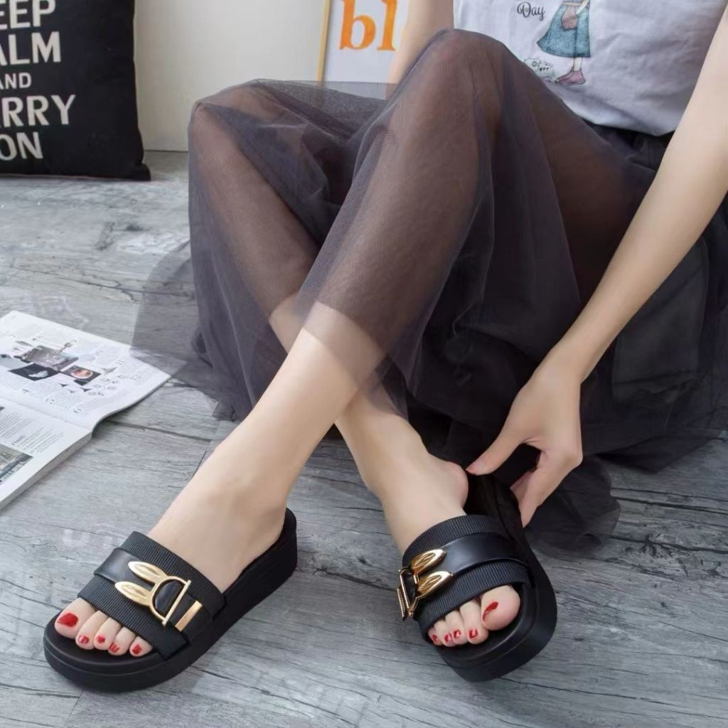 12.12 PUNCAK RUMAH168 SF41 รองเท้าแตะสไลด์แบบสวมเวดจ์กระต่ายหัวเข็มขัดรองเท้าแตะผู้หญิงหรูหรา