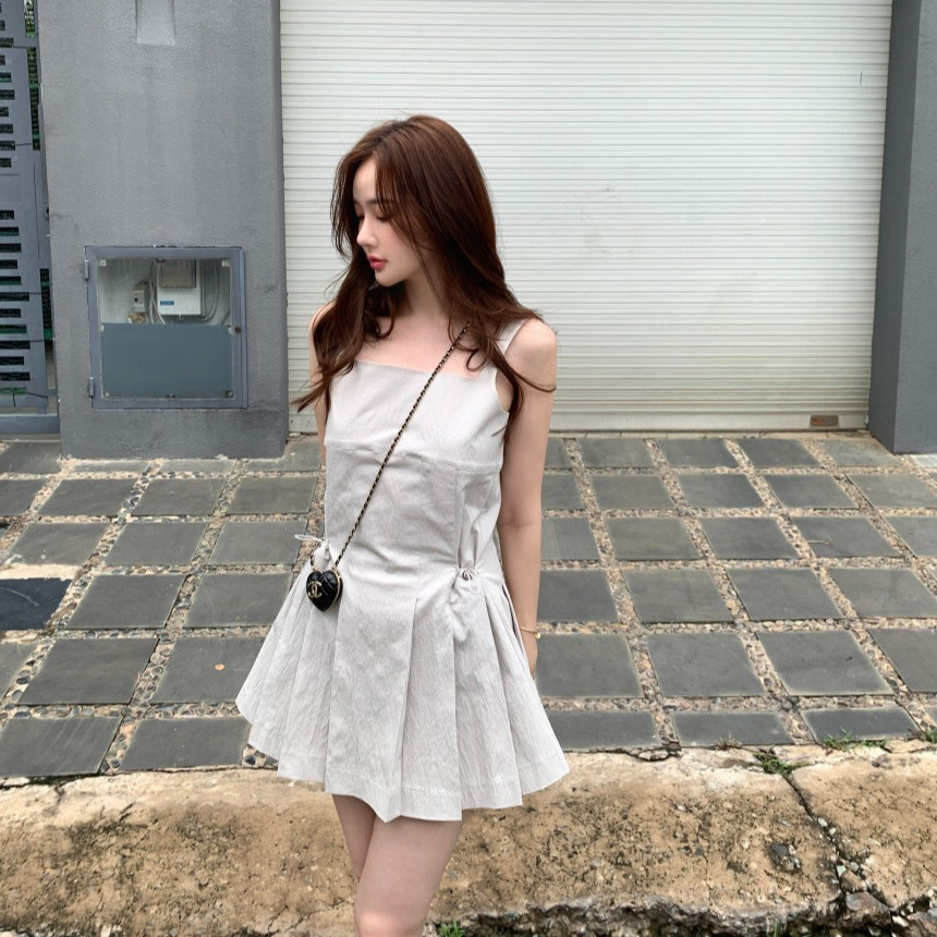 83885ชุดเดรสแขนกุดจีบเอวแคบคอเหลี่ยม