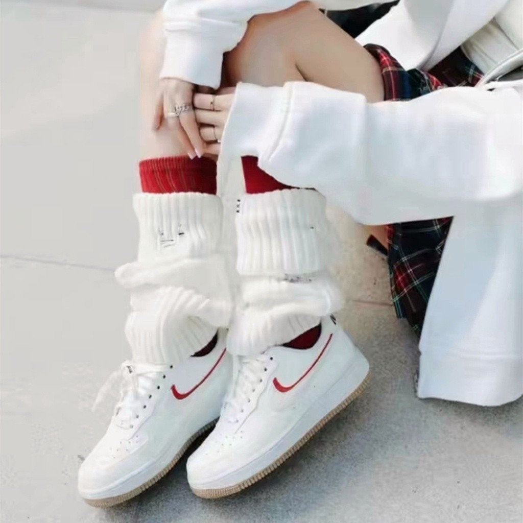 Nike ((พร้อมสต็อก) NIKE AIR FORCE 1 82 LX Cream White Double Hook Caramel Sole สีขาวสีแดงรองเท้าลำลองรองเท้าผ้าใบรองเท้า