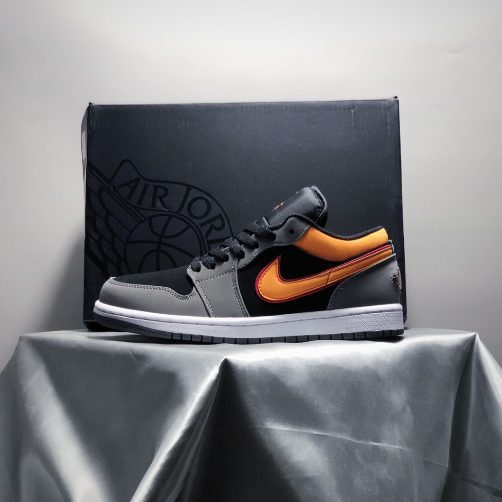 Nike Air Jordan 1 Low cut Casual รองเท้าบาสเก็ตบอลรองเท้าผ้าใบสำหรับผู้ชายผู้หญิงสีดำสีส้ม  ร้อย