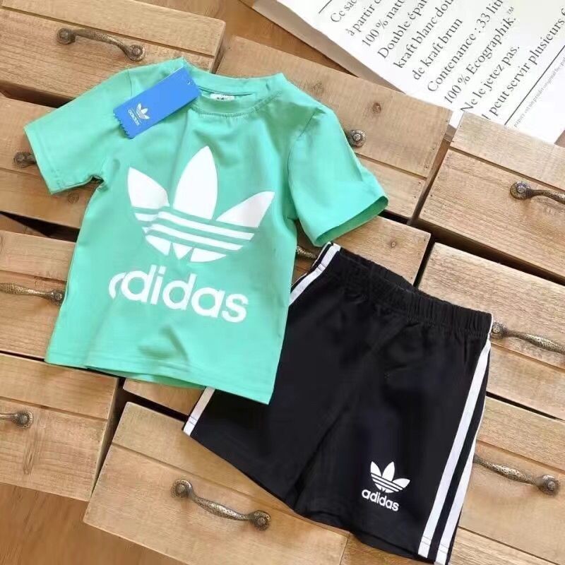 การค้าต่างประเทศ โคลเวอร์ 2025 เสื้อผ้าเด็กสไตล์ใหม่ฤดูร้อนชายหญิงกลางเด็กเล็กเสื้อผ้าฤดูร้อนแฟชั่นสบายๆชุดสองชิ้น