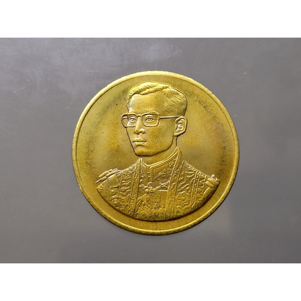 เหรียญที่ระลึกกาญจนาภิเษก เนื้อทองเหลือง(หลวงพ่อจรัญ ปลุกเสก) มูลนิธิพัฒนางานอัยการจัดสร้าง 2539 หายาก บล็อกกษาปณ์ ซอ...