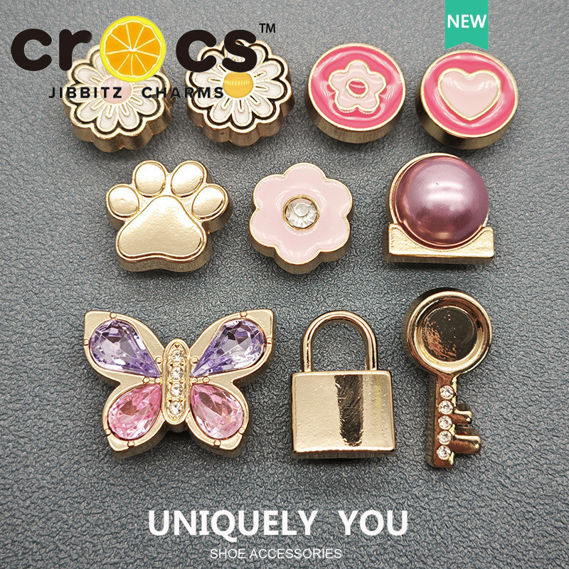 Jibbitz crocs จี้โลหะ รูปผีเสื้อ และดอกเดซี่ เครื่องประดับแฟชั่น สําหรับรองเท้า