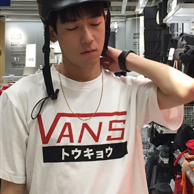 🌷 Vans Limited Edition เสื้อยืดสไตล์ญี่ปุ่นสําหรับผู้ชาย เสื้อยืดผู้ชาย แบบ