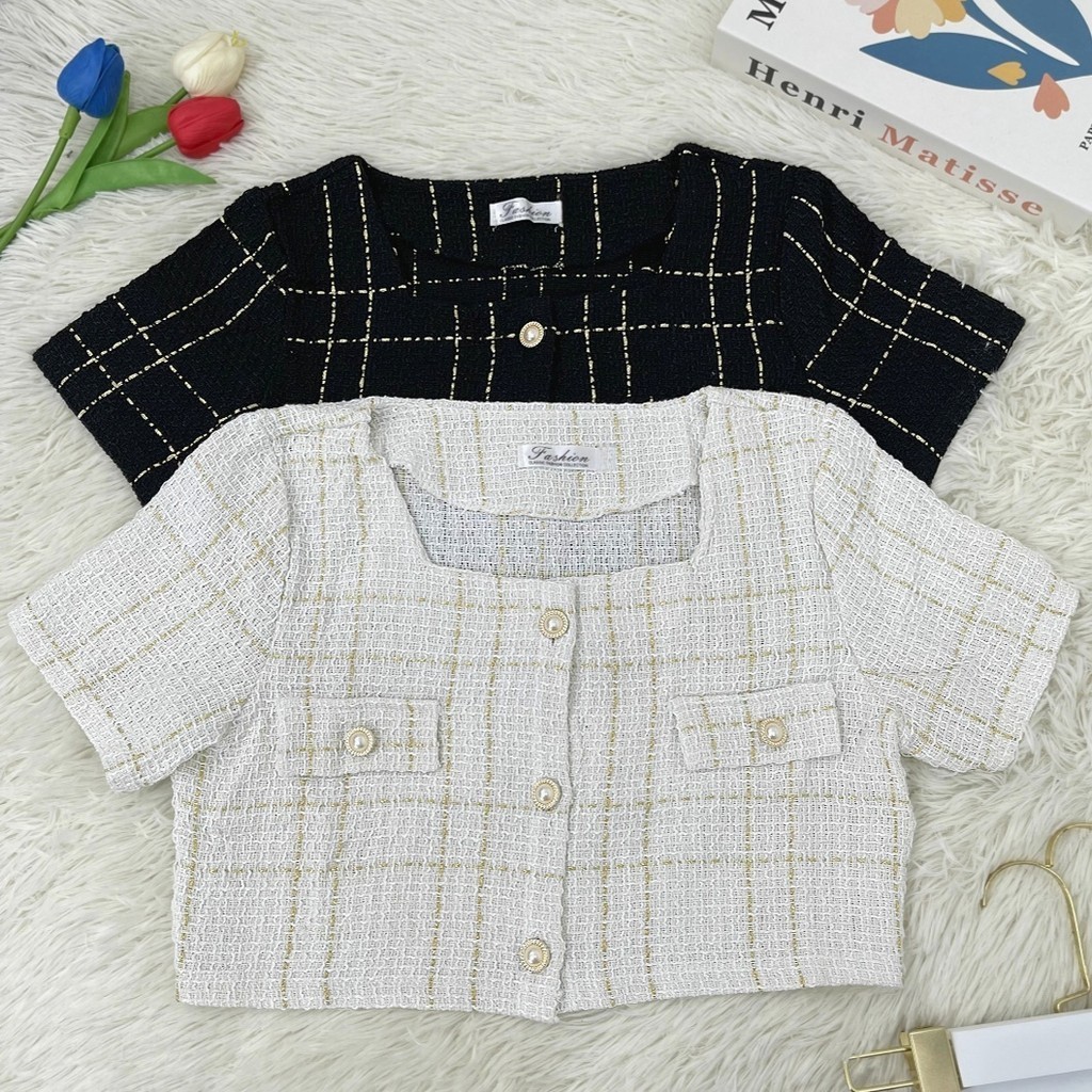 ccute พร้อมส่ง เสื้อเอวลอย ครอป แขนสั้น ผ้าทวิต คอกว้าง กระดุมมุก กระเป๋าแต่ง แฟชั่น ผู้หญิง