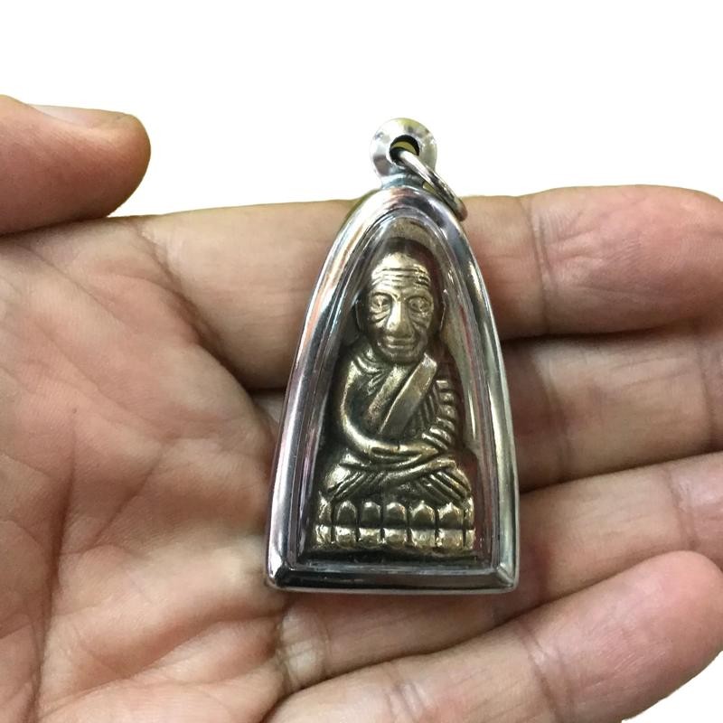 หลวงปู่ทวดพิมพ์เตารีด หลังตัวหนังสือ วัดช้างให้ เนื้อทองเหลือง -วัตถุมงคล